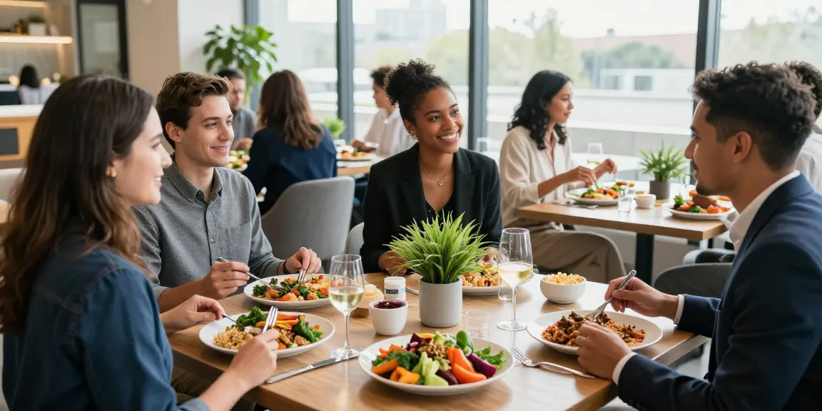 Medewerkers genieten van een gezonde lunch aangeboden door een bedrijfscateraar in een moderne eetruimte.